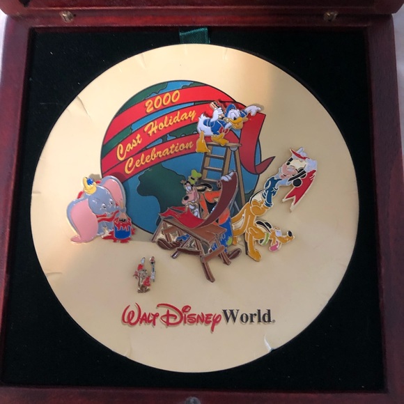 Walt Disney World 2000 Cast Holiday Celebration Pins - Picture 2 of 4